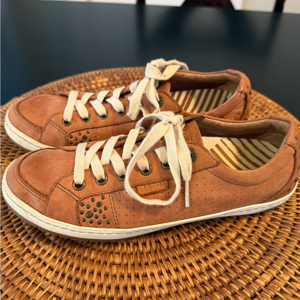 Taos Footwear Brown Leather Lace-Up Sneakers with White Soles - Picture 2 of 10